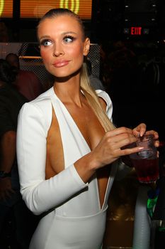 Откровенный наряд Джоанны Крупы на вечеринке фото #5