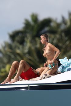 Джоанна Крупа загорает топлесс на яхте фото #4