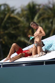 Джоанна Крупа загорает топлесс на яхте фото #7