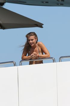 Джоанна Крупа загорает топлесс на яхте фото #21