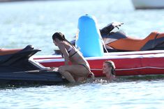 Джоанна Крупа загорает топлесс на яхте фото #25