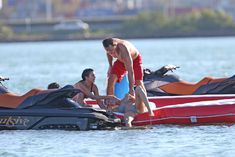 Джоанна Крупа загорает топлесс на яхте фото #27