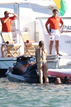 Джоанна Крупа загорает топлесс на яхте фото #28