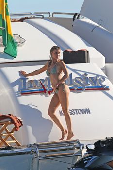 Джоанна Крупа загорает топлесс на яхте фото #38