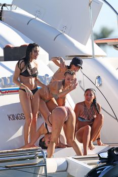 Джоанна Крупа загорает топлесс на яхте фото #40