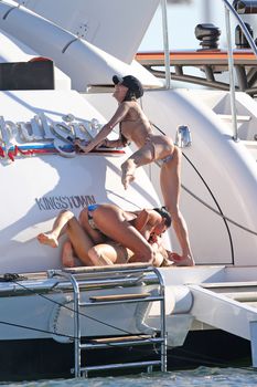 Джоанна Крупа загорает топлесс на яхте фото #45