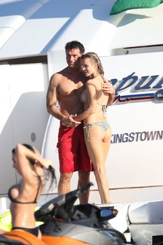 Джоанна Крупа загорает топлесс на яхте фото #46