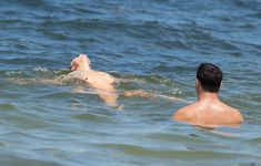 Обнаженная Джоанна Крупа купается в Майями фото #3