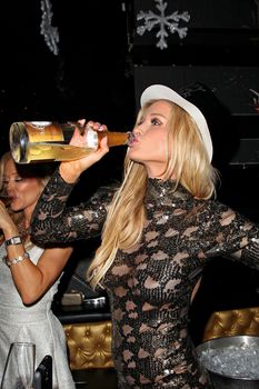 Джоанна Крупа засветила соски в клубе фото #11