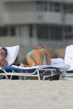 Джоанна Крупа показала аппетитную фигуру в купальнике фото #6