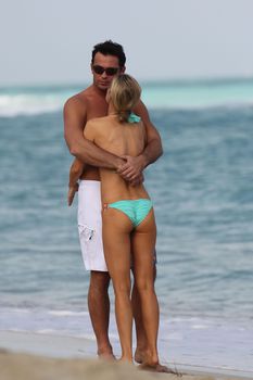 Джоанна Крупа показала аппетитную фигуру в купальнике фото #39