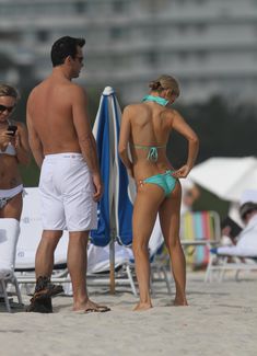 Джоанна Крупа показала аппетитную фигуру в купальнике фото #40