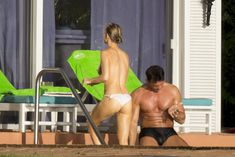 Джоанна Крупа купается топлесс в бассейне фото #1