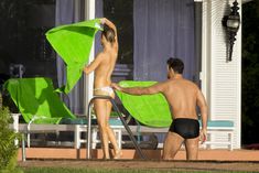 Джоанна Крупа купается топлесс в бассейне фото #4