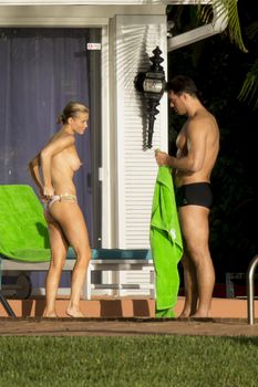 Джоанна Крупа купается топлесс в бассейне фото #8