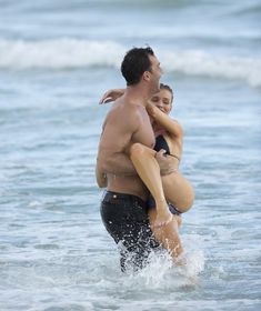 У Джоанны Крупы случайно вылезла ареола соска из купальника фото #19