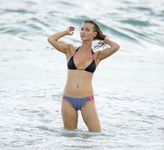 У Джоанны Крупы случайно вылезла ареола соска из купальника фото #24