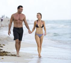 У Джоанны Крупы случайно вылезла ареола соска из купальника фото #29