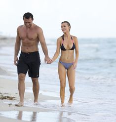 У Джоанны Крупы случайно вылезла ареола соска из купальника фото #30