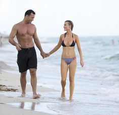 У Джоанны Крупы случайно вылезла ареола соска из купальника фото #31