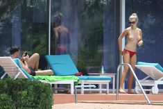 Джоанна Крупа купается без купальника фото #14