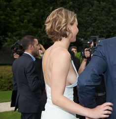 Свисающая грудь Дженнифер Лоуренс на неделе моды в Париже фото #3