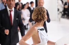 Свисающая грудь Дженнифер Лоуренс на неделе моды в Париже фото #6