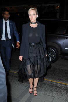 Голый засвет Дженнифер Лоуренс в Манхеттене фото #8