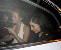 Дженнифер Лоуренс засветила грудь в машине фото #1