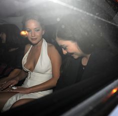 Дженнифер Лоуренс засветила грудь в машине фото #2