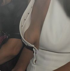 Дженнифер Лоуренс засветила грудь в машине фото #6