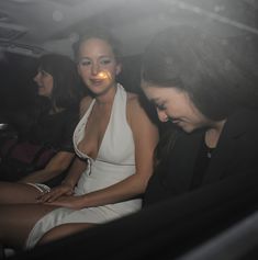 Дженнифер Лоуренс засветила грудь в машине фото #8