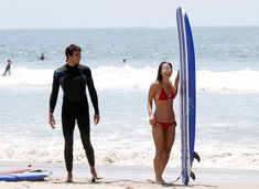 Майлин Класс в красном бикини учится серфингу фото #9