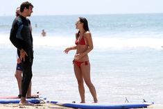 Майлин Класс в красном бикини учится серфингу фото #12