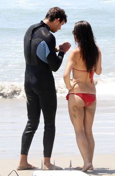 Майлин Класс в красном бикини учится серфингу фото #17