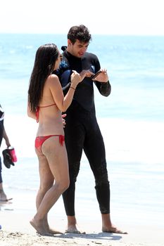 Майлин Класс в красном бикини учится серфингу фото #18