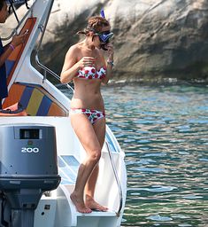 Майлин Класс прыгает с яхты фото #1