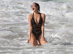 Соблазнительная Майлин Класс купается в Кейптауне фото #55