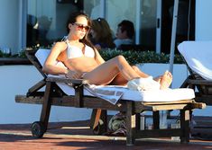 Секси Майлин Класс в белом купальнике у бассейна фото #3