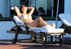 Секси Майлин Класс в белом купальнике у бассейна фото #4