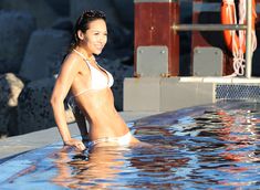 Секси Майлин Класс в белом купальнике у бассейна фото #13