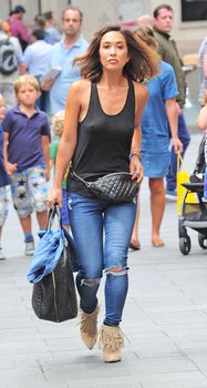 Торчащие соски Майлин Класс в Лондоне фото #13