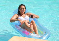 Майлин Класс в белом бикини возле бассейна фото #17