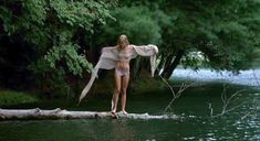 Голая Джейми Кинг в фильме «Летние забавы» фото #4