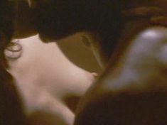 Голая грудь Дженнифер Лопес в фильме «Денежный поезд» фото #4