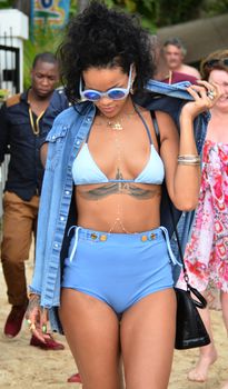 Рианна в облегающий шортах в Барбадосе фото #1