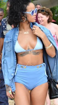 Рианна в облегающий шортах в Барбадосе фото #2