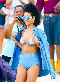 Рианна в облегающий шортах в Барбадосе фото #8