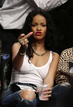 Рианна сидит без лифчика на баскетболе в Нью-Йорке фото #1