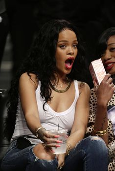 Рианна сидит без лифчика на баскетболе в Нью-Йорке фото #2